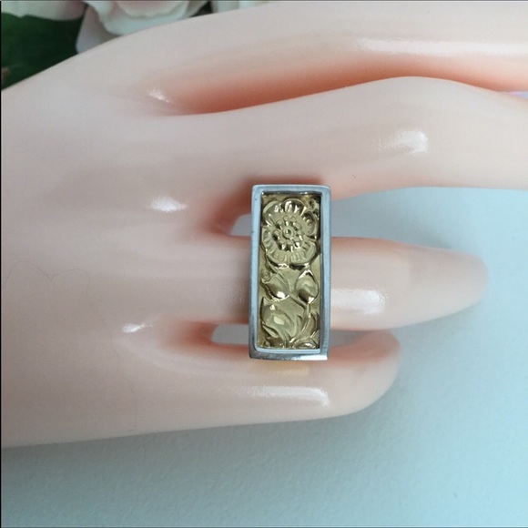 14k UNIQUE FLOWER RING - Picture 6 of 8